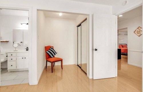 King Suite, 5 Queen beds Spacious Modern Home - Foto 17