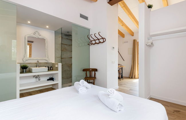 Aesthetic Farmhouse in Nature - Photo 2