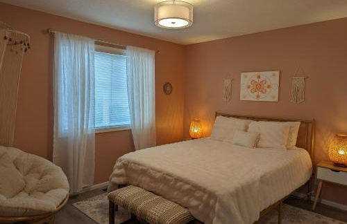 Contemporary 2-Bedroom Close to Downtown, Dining - Photo 13