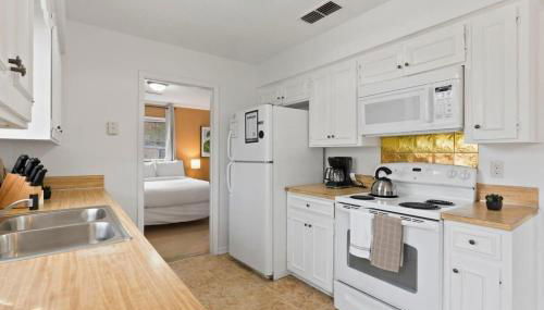 Large Fenced Yard near Midtown- Shamrock Stay - Foto 3