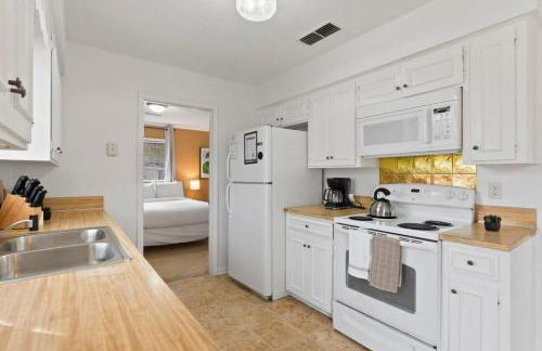 Large Fenced Yard near Midtown- Shamrock Stay - Foto 3