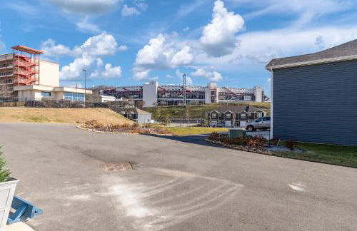 New 3BR Raceday Retreat - Steps from Speedway - Foto 49