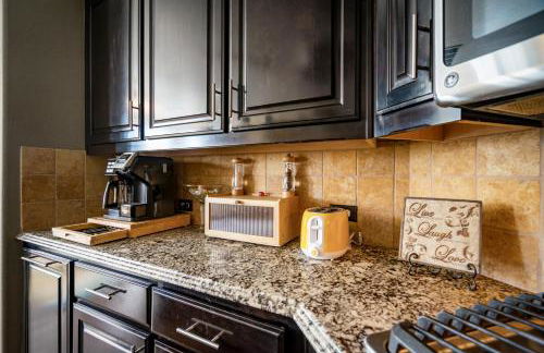 Luxury & Highly furnished upscale w Patio & Garage - Foto 8