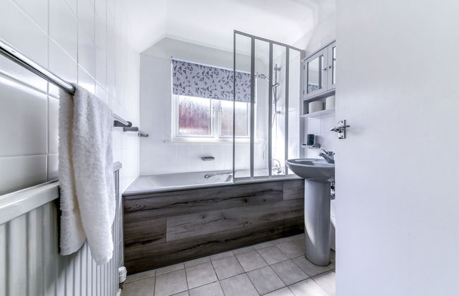 Contemporary 4 Bedroom Detached House With Parking and City Links - Foto 11