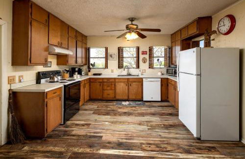 Spacious Cottage Rental for Group Getaway on Ranch near Dallas, Texas - Foto 16