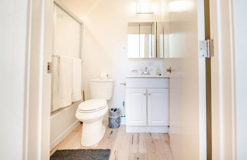 Modern 3 Bedroom 3 Level Loft in Hollywood Sleeps 10 Free Gated Parking Full Kitchen - Photo 32