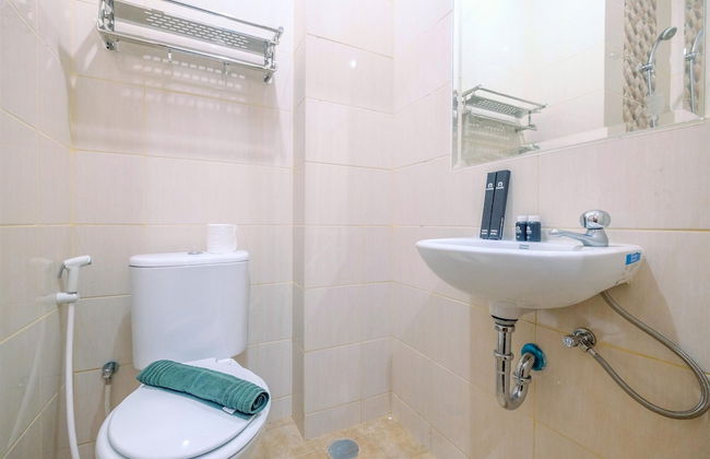 Compact and Relaxing Studio at Dave Apartment - Photo 10