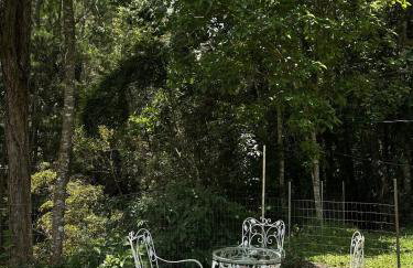 Casa com rio privado passando na frente e cercada por belas montanhas e piscina natural Estrada pavimentada até o estacionamento - Foto 7