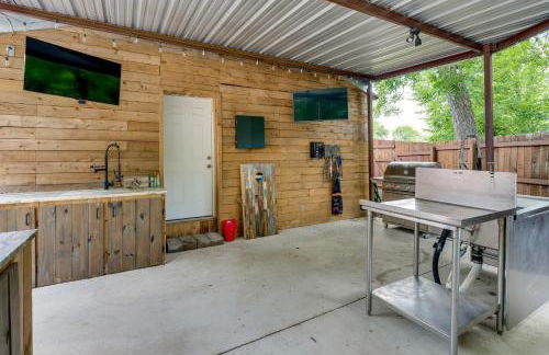 Hot Tub and Outdoor Kitchen Stylish Home in Bryan - Foto 26