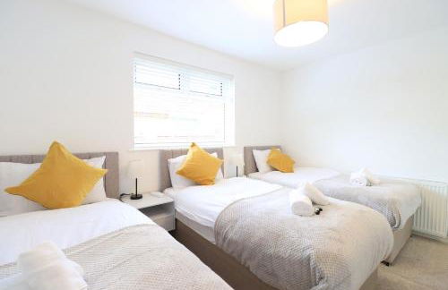 Detached Bungalow - Sleeps 8 - Free Parking, Fast Wifi, Smart TV and Garden by Yoko Property - Photo 13