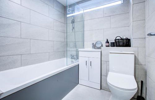 Modern 2 Bed in High Wycombe by ARP Homes, Ideal for Families or Business, Free Parking - Foto 34