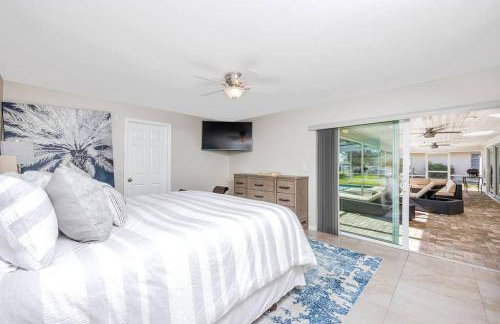 Luxe Private Waterfront Getaway with Pool in Ozona - Foto 9