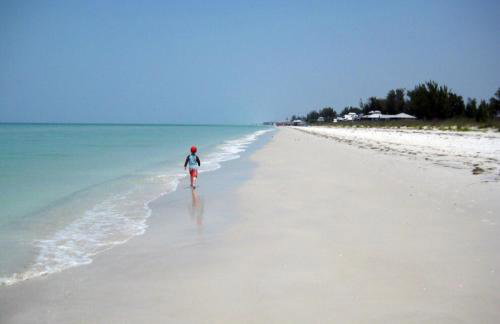 Remote Island Retreat with Private Ferry, Pool, Beach - Foto 30