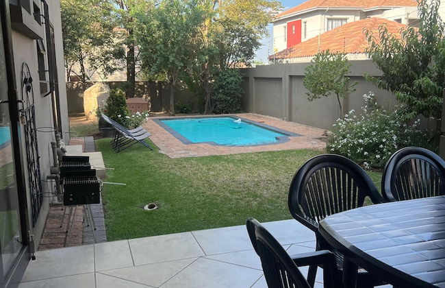 Fourways Luxury 5-Bed Home - Photo 4