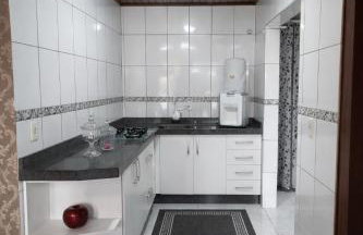 Casa com Piscina e Jardim, Próxima da Praia Brava - Foto 8