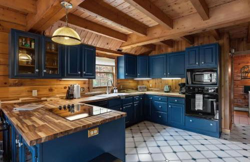 Cozy Athens Cabin on the Lake with Hot Tub & Backyard - Foto 5