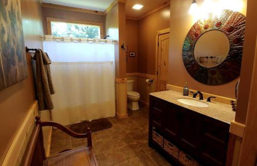 Water's Edge, Covered Porch, Deep Creek as your Backyard Haven, Hot Tub, Pool Table, Fire Pit, Close to Town & Entrance to National Park - Foto 28