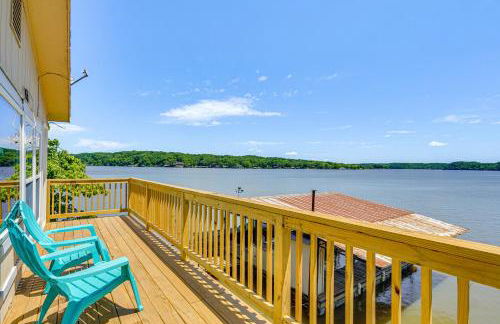 Deck with Covered Dock! Lakefront Ozark Cottage - Foto 2