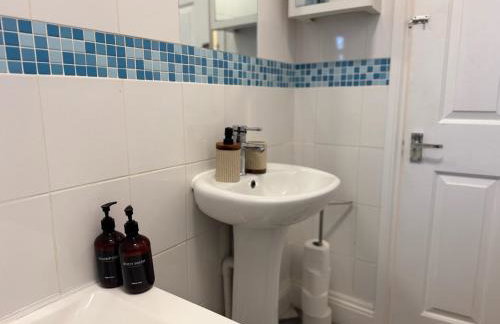 Sunny Beachside Apt with Free Parking - Foto 14