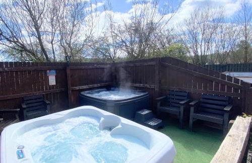 Lbtie Lodge with Two Private Hot Tubs - Fife - Loch Leven - Lomond Hills - Photo 14