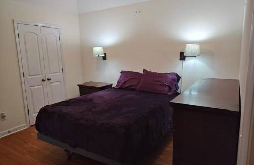 Workers Love It Here! 3 Bedroom House with screened in porch - Foto 10