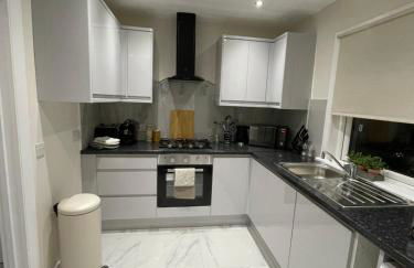 Luxury 3 Bed House - 10 min walk from Dartford Town Centre - Fully Refurbished - Photo 6