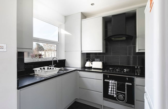 Skyvillion - Enfield 4bed House W Garden & Parking - Photo 27