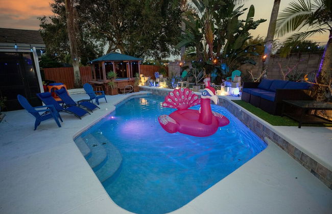 Gorgeous Urban Oasis W/hot Tub, Heated Pool And Private Movie Theater 3 Bedroom Home by RedAwning - Foto 41