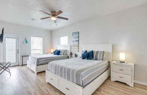 2 Decks, Patio and Views Beachfront Texas Retreat - Photo 14