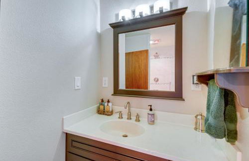 Cozy Washington Retreat with Deck, Walk to Beach! - Foto 17