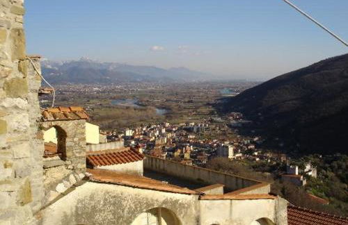 A stone tower 1 - Foto 2