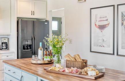 Stunning Escape • Hot Tub Panoramic View Prime Location Hilltop by AvantStay - Photo 12