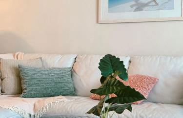 Pavilion Beach Front Apartment with Balcony - Photo 1