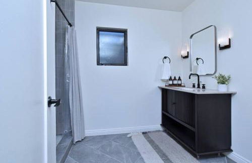 Beautiful 3 Bed Home with a Large Back Yard Outdoor Space - Foto 16