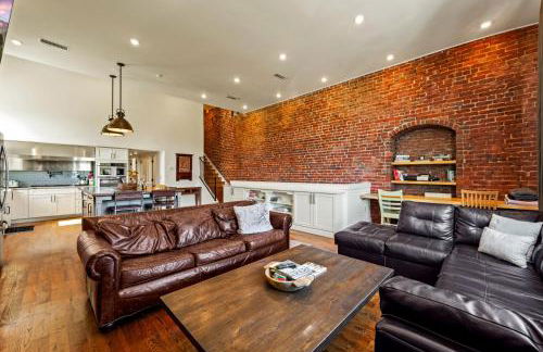 Modern 3BR Condo Walk to Downtown and UT with Parking - Foto 12