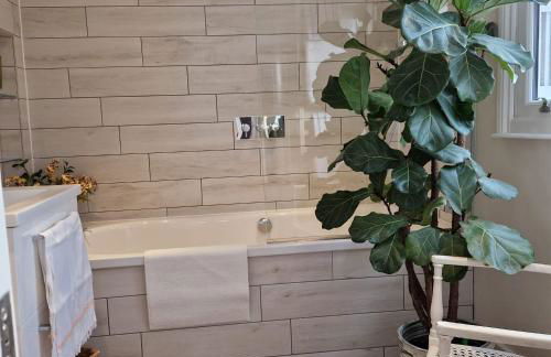 Colourful 2 bed 2 bath Tooting house - Photo 10