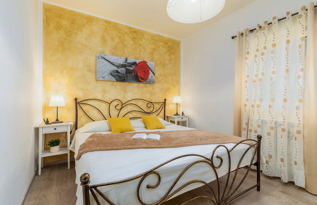 Stylish Villa With Swimming Pool and Garden - Photo 2