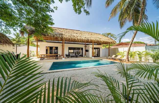 Tropical Brand new 4 BR gem in Potrero Near Beach - Casa Marzo - Photo 2