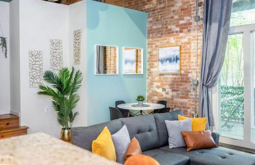 100 Year-Old Historic Brick 2BR Loft & Large Patio & Hammocks & High Ceiling - Foto 111