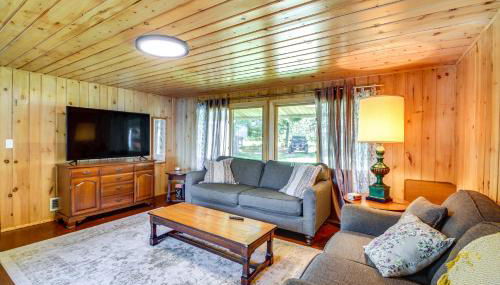 Lakefront Minnesota Escape with Fire Pit and Boat Dock - Foto 3