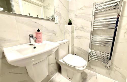 Walnut Luxurious 2-Bedroom with Ensuite - Parking, Netflix, WIFI - Close to Oxford, Bicester & Blenheim Palace - Photo 15