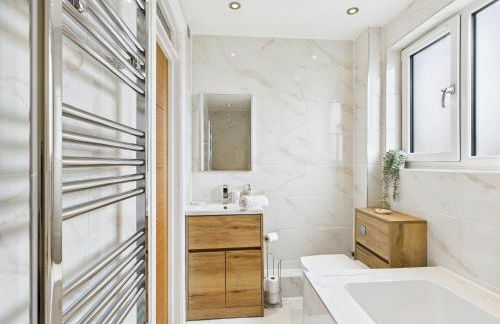 5-Bed Retreat with Hot Tub, Garden & Relaxing Views - Foto 44