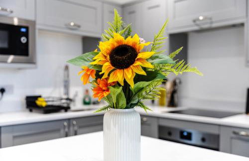 Beach Haven, Steps to Sand, Trails & Shops, Highly Rated 2-Bedroom House Minutes from Mumbles Beach with a Patio - Photo 24