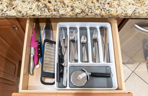 Modern DT Home-King size Bed-Patios-Long Stays-WiFi - Foto 14