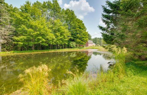Fire Pit & On-Site Pond: Wooded Walton Home! - Foto 1