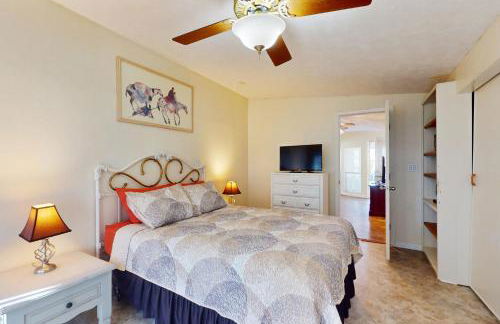 Pools and Pickleball! Dog-Friendly Home in Surprise - Foto 15