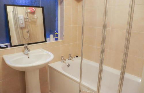 Beautiful 2 Bedroom house with big Garden & Parking fast wifi, and king size bed - Foto 24