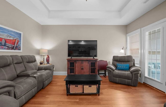 Sleeps 22, Lakefront w/ Private Dock & Pool, 2 Houses Lake Living by Avantstay - Foto 37