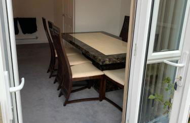 LUXURY 3 BED HOME with MULTIPLE FREE PARKING BAYS Early Check-in Late Check- Out Allowed - Foto 30