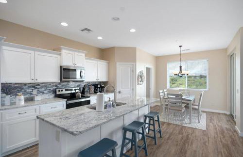 Stunning Views + Hot Tub + Location! 3 bed/3 bath - Foto 8